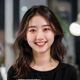 内容编辑晓雯头像，年轻女性，活泼表情，内容创作工作室场景